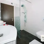 Prestigious And Stylish - Two Bedroom With Balcony 布莱德