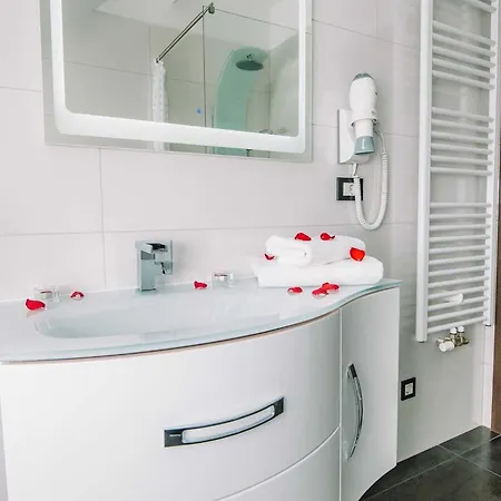 Prestigious And Stylish - Two Bedroom With Balcony Apartman *