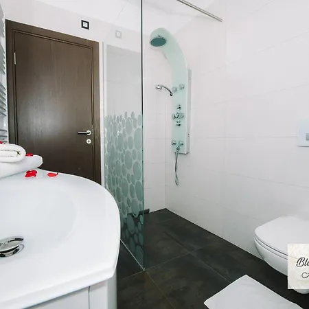 Prestigious And Stylish - Two Bedroom With Balcony בלד