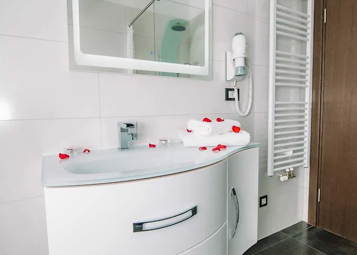 Prestigious And Stylish - Two Bedroom With Balcony Apartment *